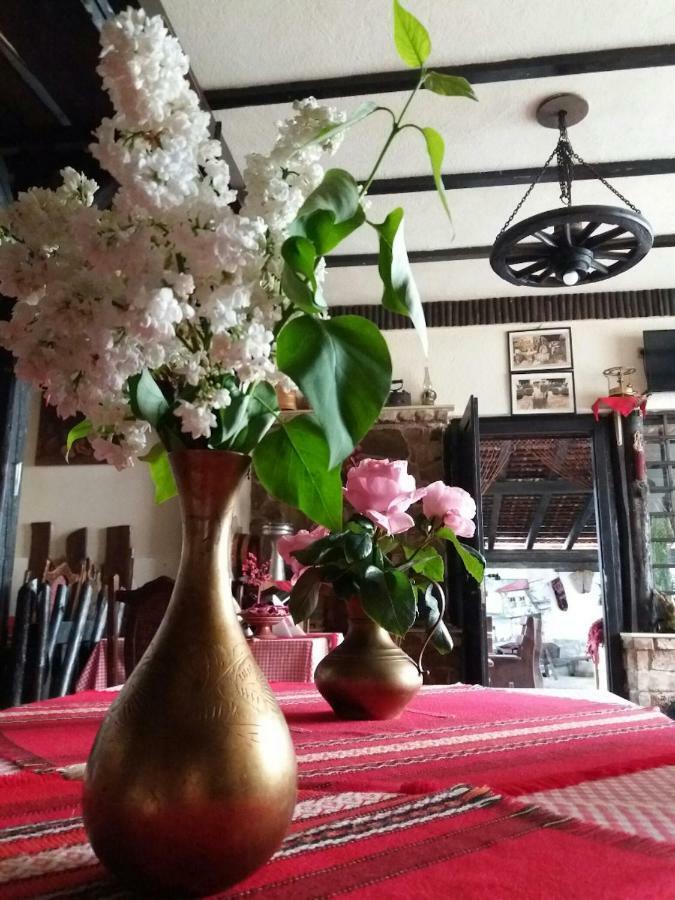 Guest House Tivko Katce กอสติวาร์ ภายนอก รูปภาพ