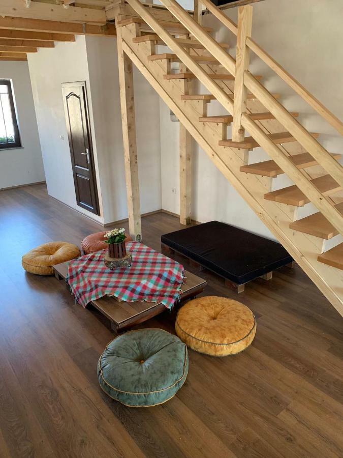 Guest House Tivko Katce กอสติวาร์ ภายนอก รูปภาพ